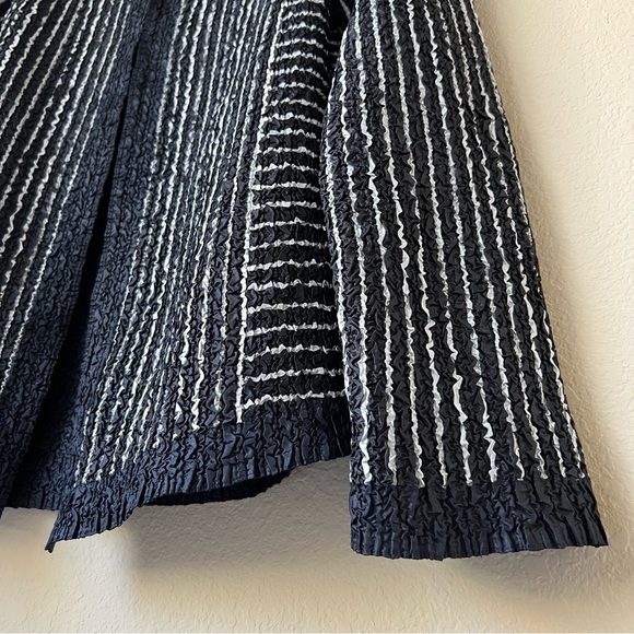 Chico's TRAVELERS COLLECTION Crushed Stripe Jacket, size 1.5 - Picture 5 of 13